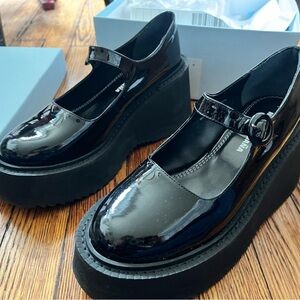 Nicole Saldana platform Mary-Jane